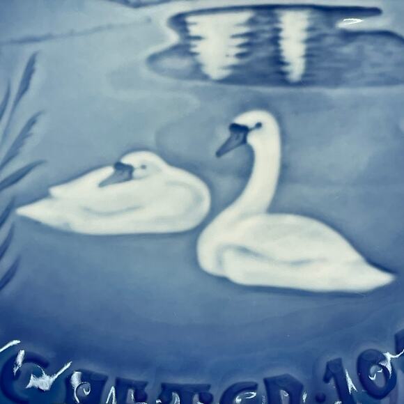Bing & Grondahl Landsbyjul Swan Christmas in the Village Collector's Plate 9074 - Picture 4 of 10